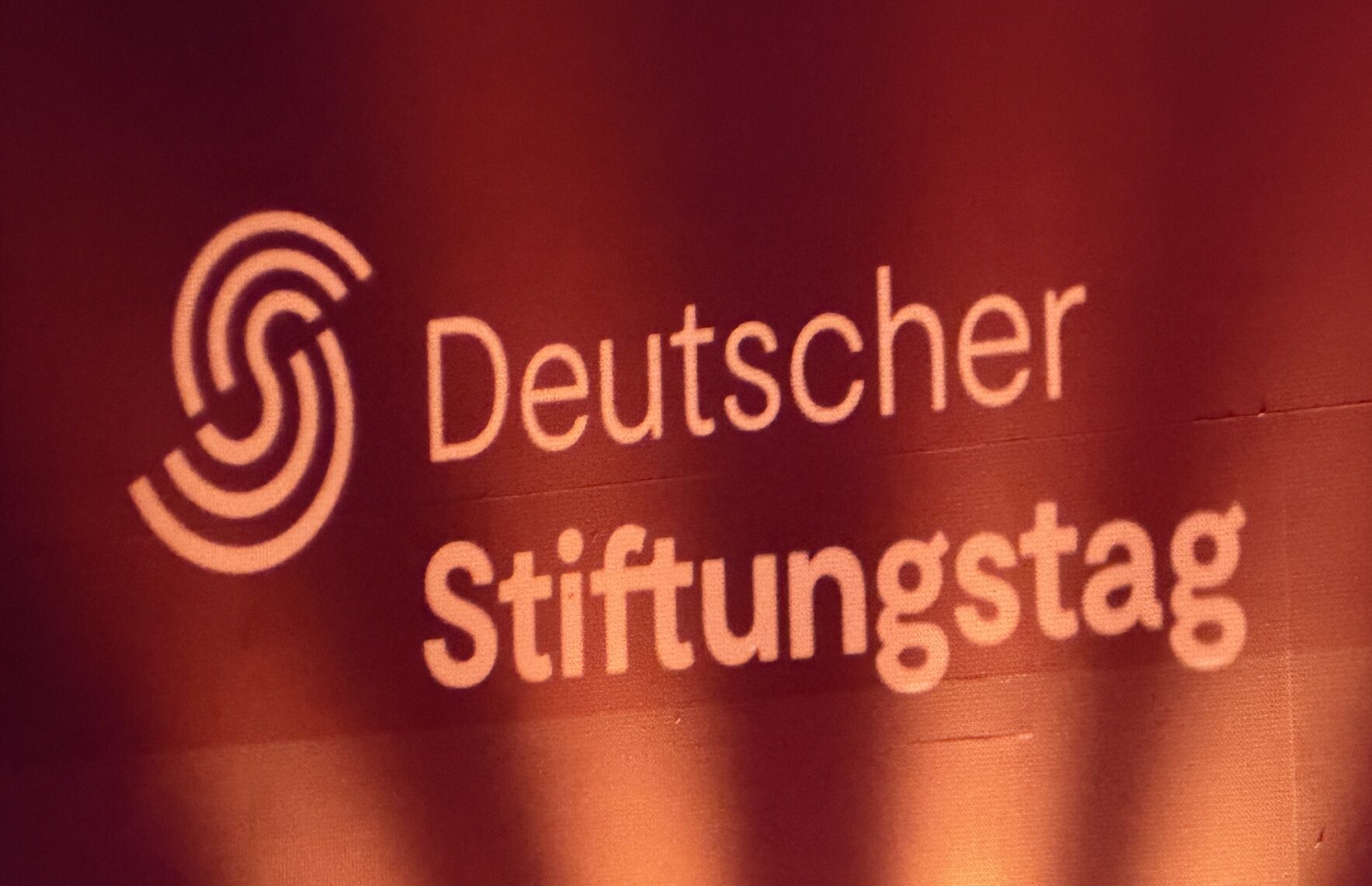 Demokratie, Medienvertrauen und neue Förderansätze: DSQJ beim Deutschen Stiftungstag